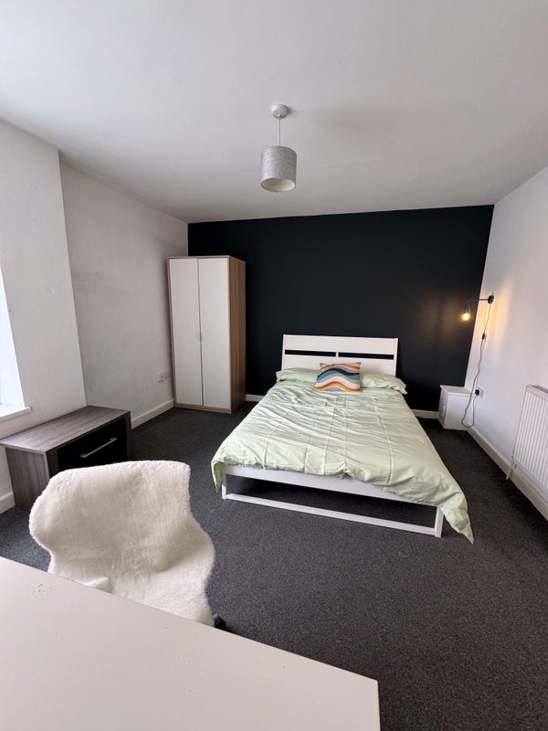 Furnished double bedroom at 376 Mill Street